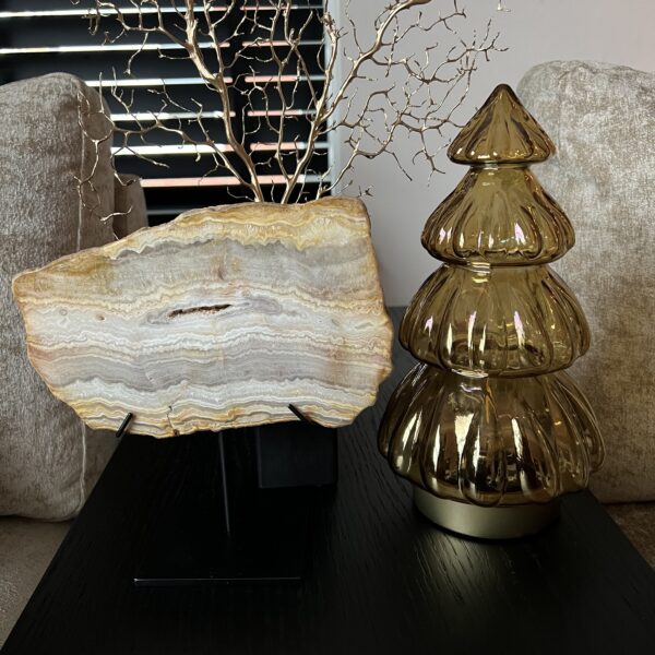 Versteend hout op standaard (beige)